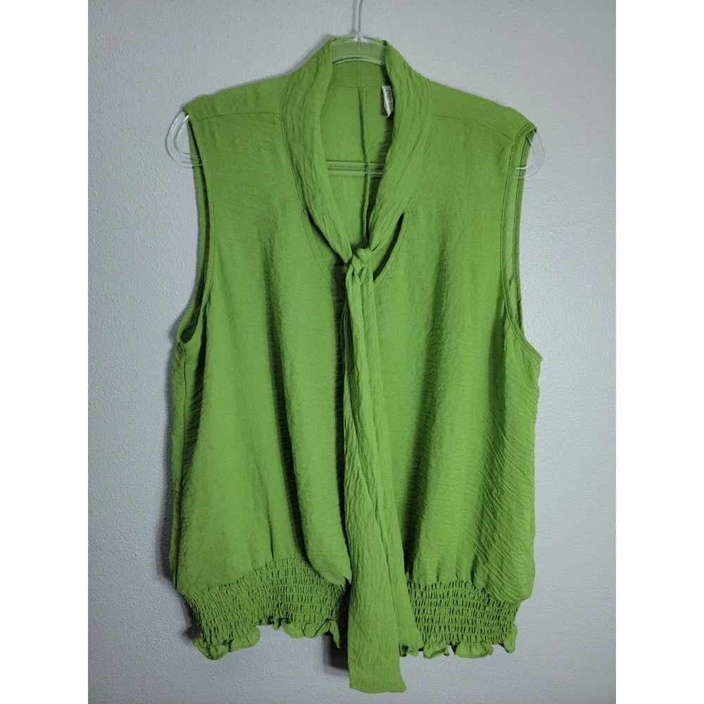 Cato Women 22/24W Sleeveless Blouse Green Tie Neck Smocked Hem Textured Top